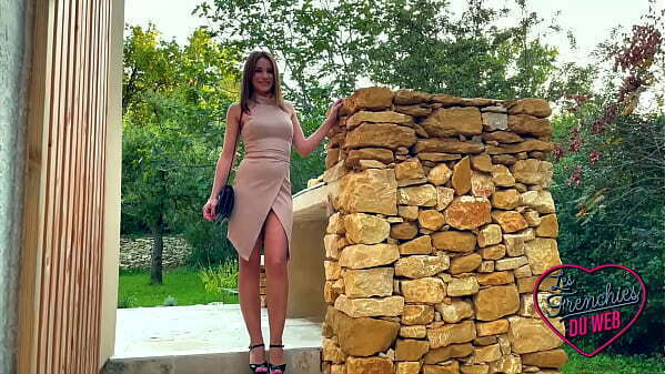 Ariana aide-soignante brunette corps d&eacute_licieux