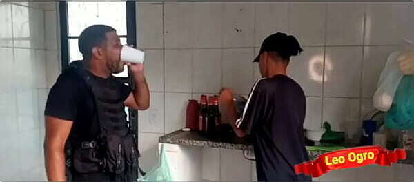 Padrasto Aproveita enteada l&eacute_sbica cozinha louco bunda.