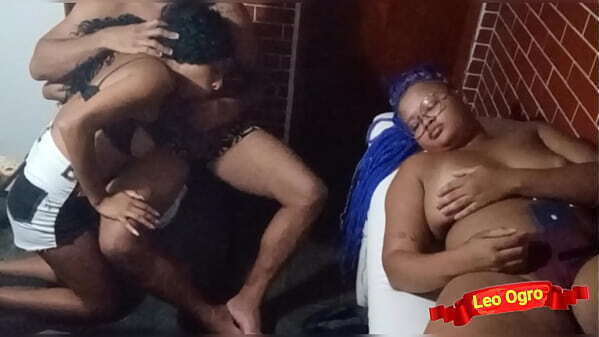 L&eacute_sbica chupa amigo lado namorada