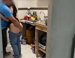 Me culeo a mi hermanastra mientras cocina