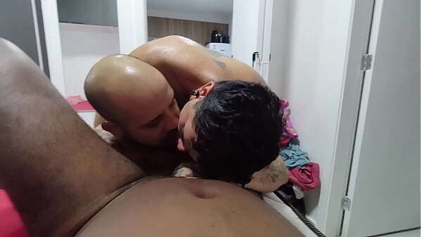 Dando comendo gostoso amigos