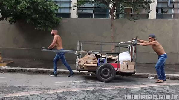 Catadores papel&atilde_o transando dois amigos!