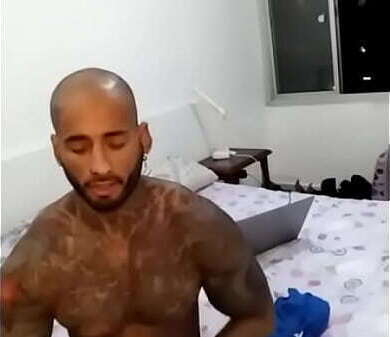 CARA HETERO EXIBINDO CAMERA