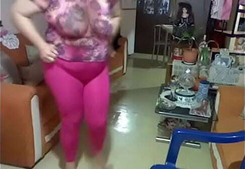 Пышка танцует перед камерой