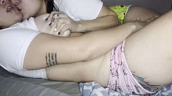 Lesbianas rommies pusieron cachondas madrugada, masturban besandose delicioso