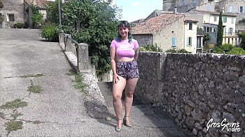 Khala, jeune coquine, se d&eacute_vergonde et baise dans les vignes