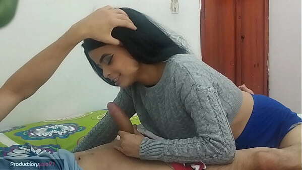 joven venezolana disfruta masajear pene novio amiga, excitada saca empieza mamar verga hasta terminar montada follando