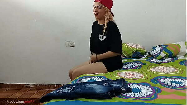 pongo ropa hermanastro mientras duchaba para saliera empec&eacute_ mamar follamos duro hasta hacerlo eyacular