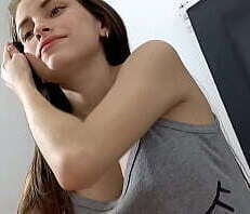 Mi Hermanastra entra a mi cuarto me encuentra desnudo y caliente me la follo bien duro (PARTE 1)