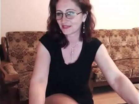 Милфа очках перед камерой