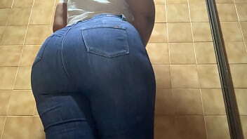 CHICA CULONA ORINANDO EN BA&Ntilde_O PUBLICO (BIG ASS, URINATING. BIG TITS, SPY)