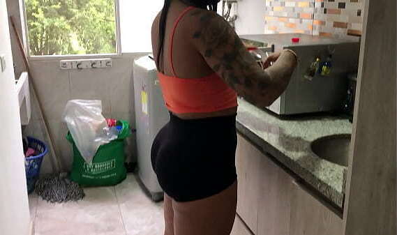 GRABANDO CULO HERMANASTRA SHORT APRETADO CUENTA (DRESSING, BRUNETE, ASS, THONG)