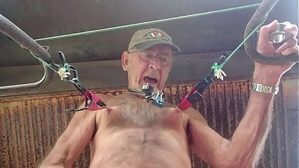 jeux pinces tetons hard dans epave cammionette