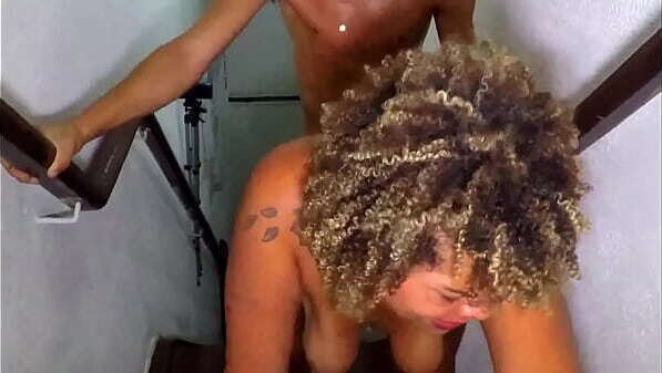 Sozinha casa, chamei Z&eacute_ entrega, entregador novinho bonitinho, ofereci cuzinho como gorjeta gozei gostoso