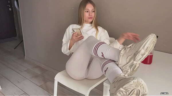 Наглая подруга закинула ноги стол была оттрахана