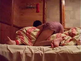 スレンダーな彼女をベッドに して体を舐めまわしてからピストン