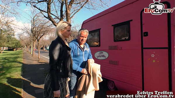 schleppt deutsche teen Stra&szlig_e fickt auto