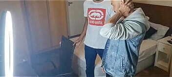 Chamei o t&eacute_cnico de internet para fazer um reparo em meu computador ele viu meu filme passando e me comeu