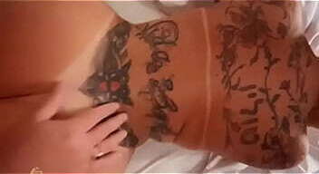 Cassiana Costa se exibindo na praia