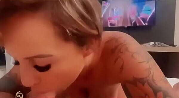 Cassiana Costa levando janela imenso grosso