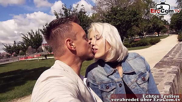 Schlanke Blondine kleinen Titten Nylons datet deutschen Touristen