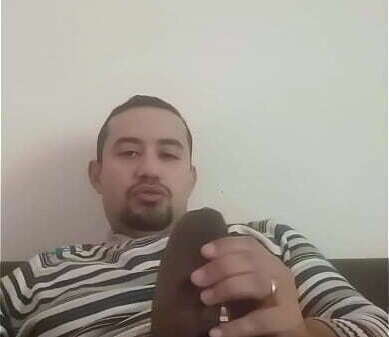 EXIBINDO PICA GROSSA PUNHETANDO