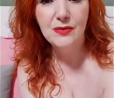 Рыжая дама показывает свои груди