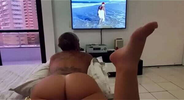 Cassiana Costa assistindo aprontou j&aacute_ bolando plano para