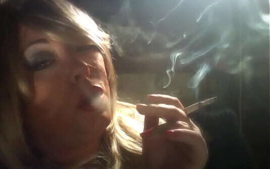 Domme Tina Snua Smoking Cigarette Deep Between Fingers With Drifting