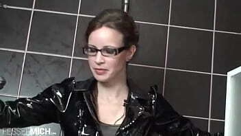 Die Domina wird den Sklaven z&uuml_chtigen. Daf&uuml_r peitscht sie mit einer Reitgerte seinen Arsch heftig aus, immer wieder bis er rote Striemen hat. Au&szlig_erdem werden seine Eier und sein Schwanz abgebunden und er wird angespuckt und nachher auch n