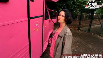 deutsche hausfrau kleinen titten fickt auto