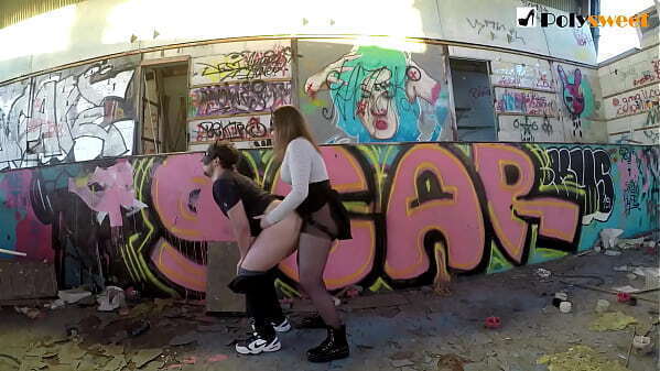 ДОМИНИРУЮ МУЖЕМ СТРАПОНОМ ЗАБРОШЕННОМ БАССЕЙНЕ (кончил лицо)