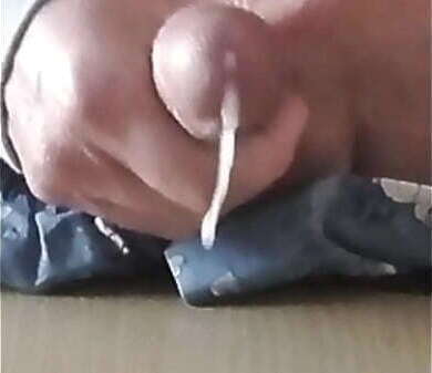 Branlette belle ejaculation cr&egrave_meuse, vid&eacute_o compl&egrave_te flout&eacute_e