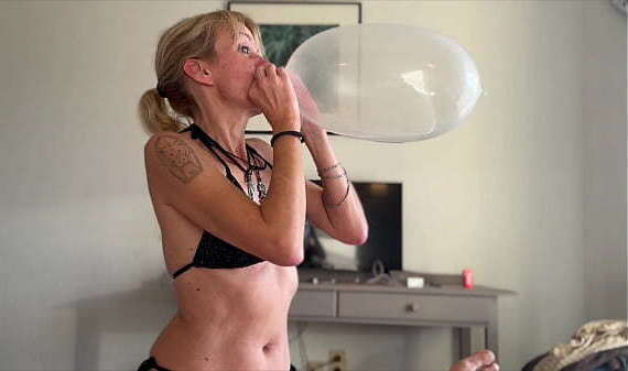 MAKING OFF - HOT WIFE PUFFING A CONDOM TO EXPLOIT IT - AMATEUR SPANISH MILF