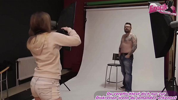 Fotografin verf&uuml_hrt M&auml_nnliches model beim shooting