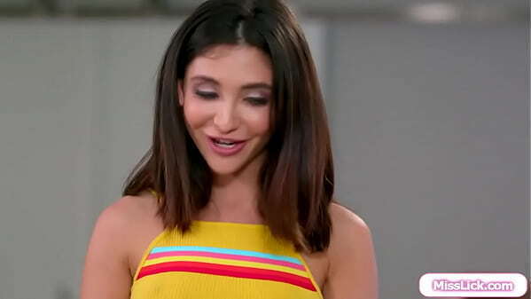 Teen shocked stepmom licks pussy