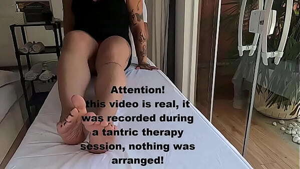 Paciente sendo tocada pelo terapeuta at&eacute_ gozar Massagem t&acirc_ntrica VIDEO REAL