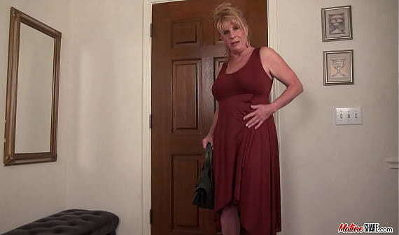 Blonde mature strips naked starts drill cunt time