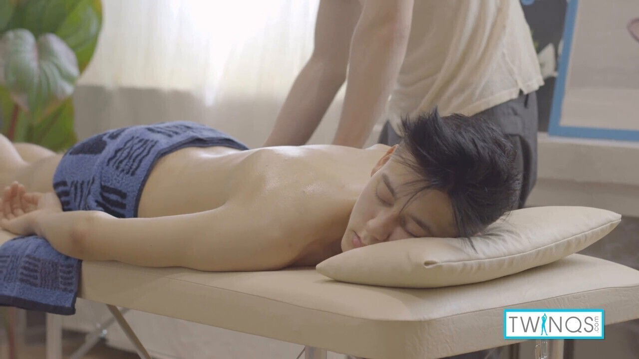 Buff masseur Michael pounds slim client Logan