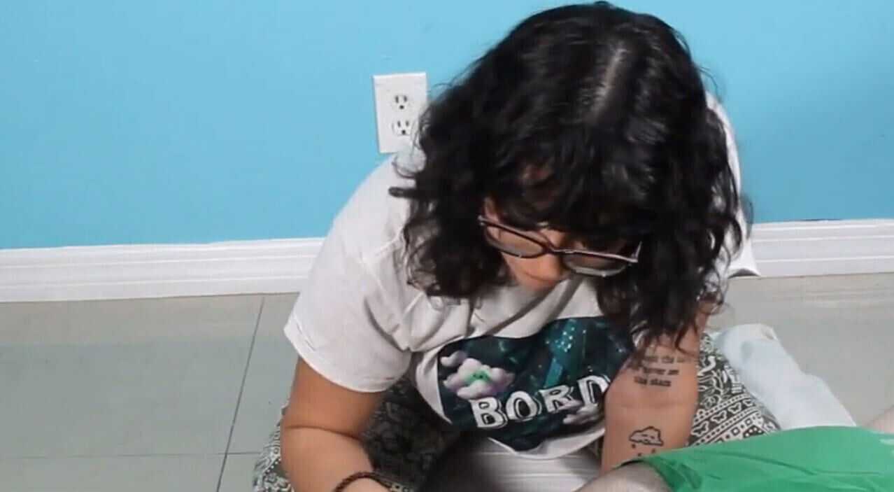 Visiting therapist expecting have tiny dick sucked like this