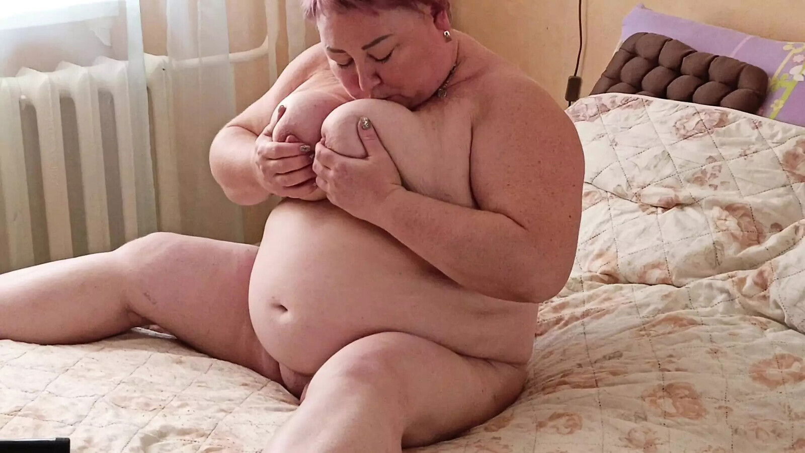 girlfriend masturbates naked