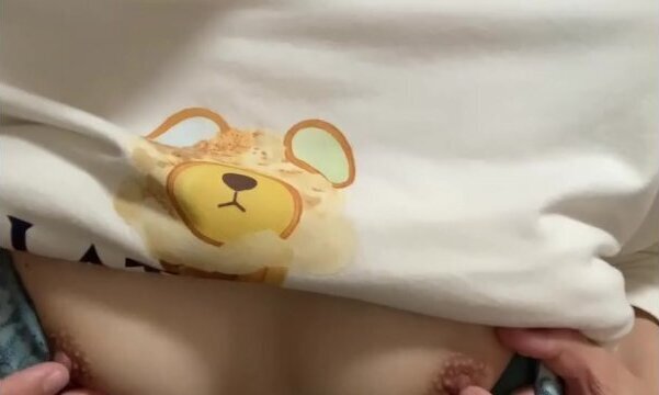 ひたすら乳首をいじいじして気持ちよくなってる動画