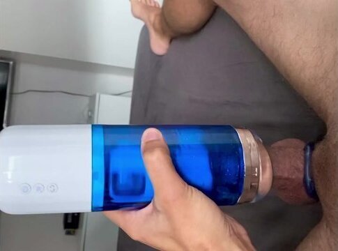 Junger schwuler junge genießt sein neues spielzeug kommt seinen heißen körper