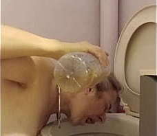 2024 09 10 Esclave F autoseance lecheuse de WC