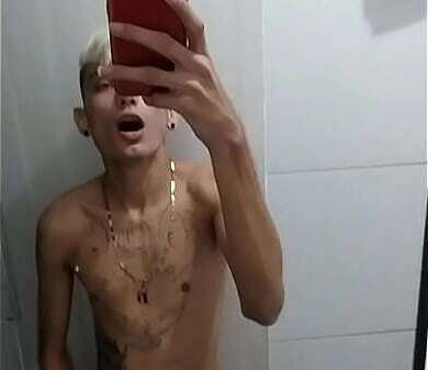 Batendo punheta banheiro depois jogo futebol