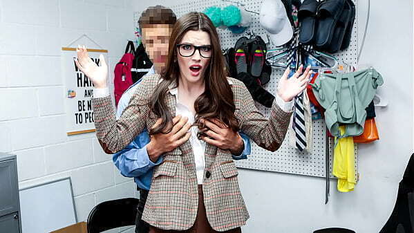 Officer Lets Sweet Chick Keep Stolen Cloths After Satisfies Fuckthief