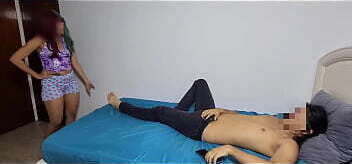 Hermanastra me encuentra masturbandome y me ayuda - culo grande monta la polla de hermanastro