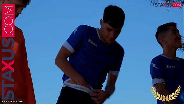 STAXUS bicyclists can'_t resist making emergency stop