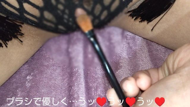 網ショーツの網の間から飛び出たクリちゃんをメイクブラシでコショコショしてションベン我慢しながらイク～ッ🥺