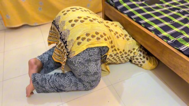 zawjat al'ab dhat almuakhrat alkabirat walshawniat ealiqat alsarir walan turid mumarasat aljins